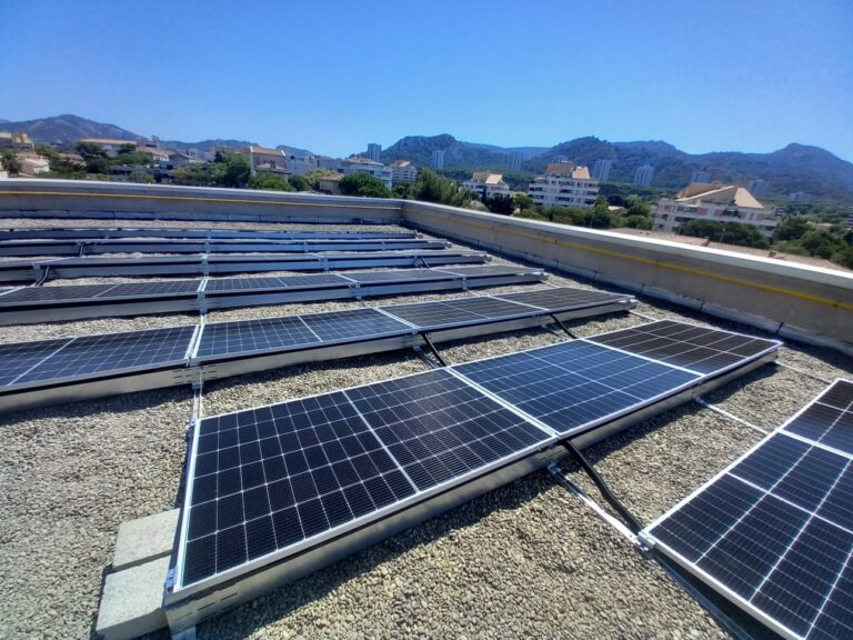 Installation photovoltaïque lestée en toiture terrasse d'un lycée de la région PACA