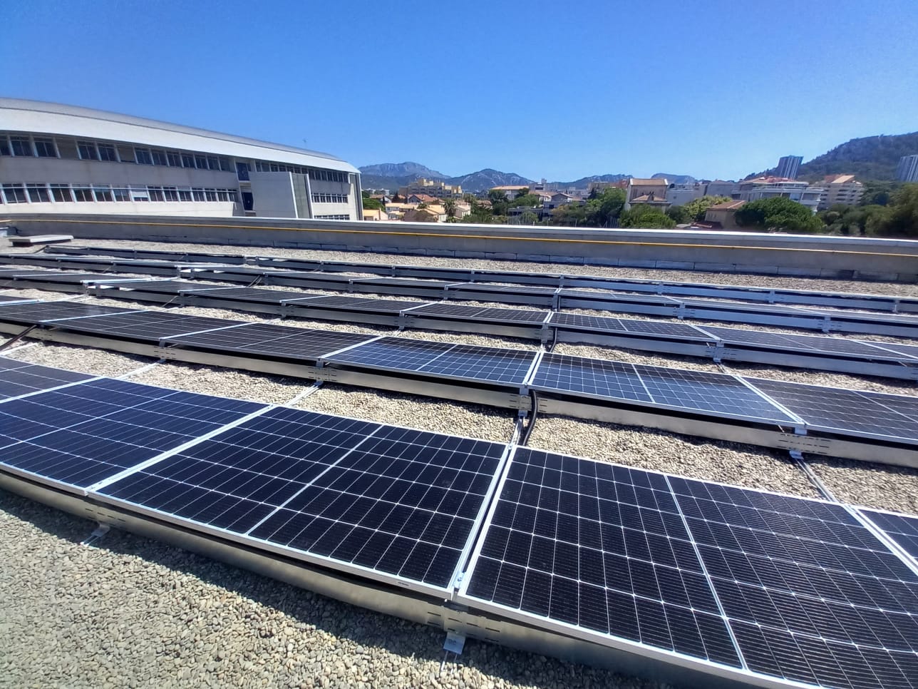 Panneaux solaires à plat