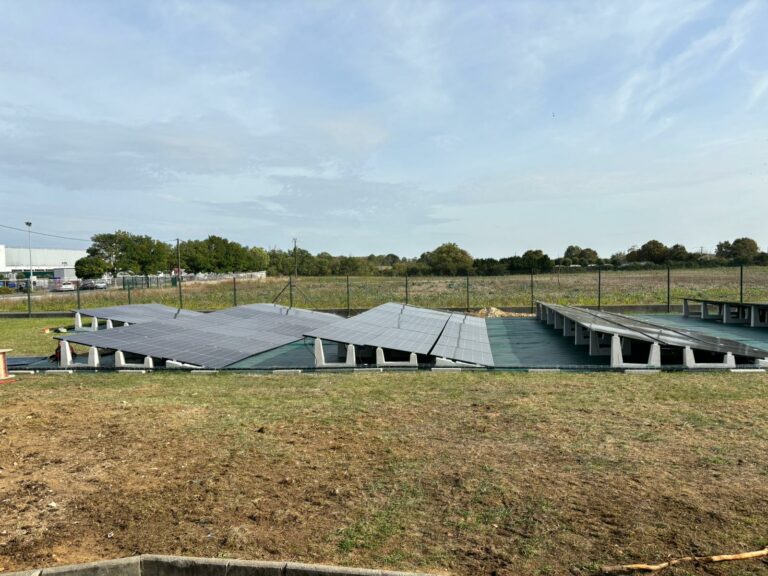 Installation photovoltaïque 100kWc au sol pour l'usine LCR à Chateauroux